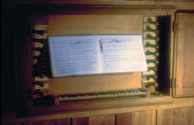 Clavier de l'orgue historique de l'église d'Orgelet (Jura)