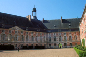 Cour du Chateau de Saint-Fargeau
