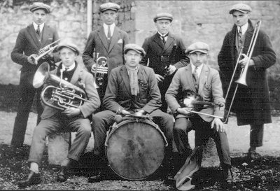 L'orchestre qui anima les bals depuis 1927. Debout de gauche à droite : Abel Sorlin, Fernand Roland, Louis Monsnergue, Marcel Reverchon. Assis : Maurice Defferard, Maurice Lugand, Maurice Daloz