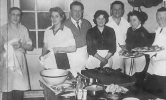 M. et Mme Collomb, le chef Bardin et les serveurs dans les débuts de l'hôtel-restaurant
