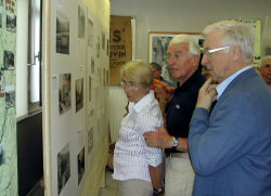 Photo Gérard Gay : Denys Gorainoff faisant découvrir l'exposition à Gérard Bailly, sénateur du Jura