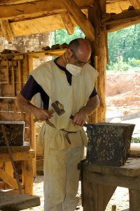 Tailleur de pierres à Guedelon