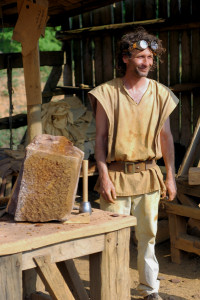 Tailleur de pierres à Guédelon