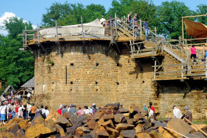 Tour en construction au château de Guédelon