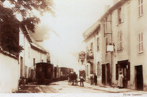 Carte postale ancienne : le tacot dans les rues d'Orgelet